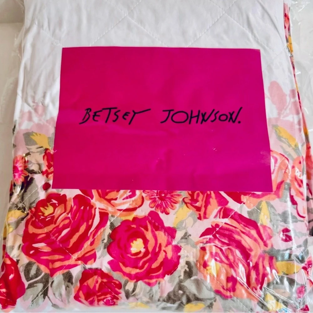 NWT Set Betsey Johnson Pink and White quilt set.Quilt and 2 shams.